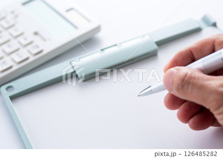 白い電卓とバインダー 126485282