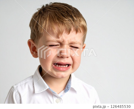 涙をこらえる男の子の泣き顔 126485530