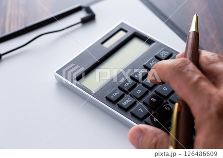 黒い電卓とバインダー 黒い電卓とバインダー 126486609