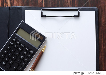 黒い電卓とバインダー 黒い電卓とバインダー 126486619