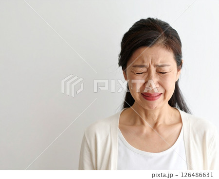 涙を流す女性の悲しみの表情 涙を流す女性の悲しみの表情 126486631