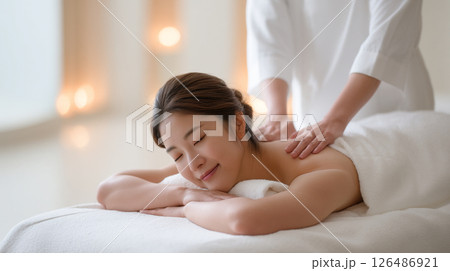 スパでマッサージを受ける女性の癒しとリラクゼーションの時間 スパでマッサージを受ける女性の癒しとリラクゼーションの時間 126486921