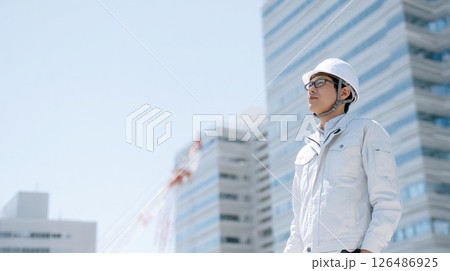 都市の建設現場の男性エンジニア 126486925