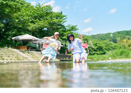川で涼む女性 126487223