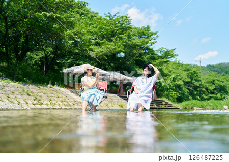 川で涼む女性 126487225