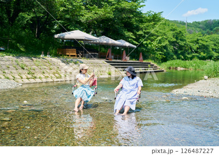 川で涼む女性 126487227