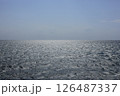 少しだけ波が立つ海。 126487337