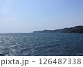 少しだけ波が立つ海。 126487338
