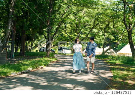 森の中の遊歩道を散歩する男女 森の中の遊歩道を散歩する男女 126487515