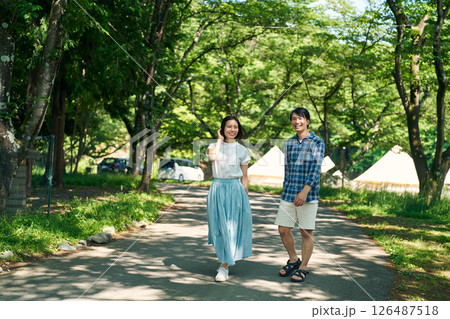 森の中の遊歩道を散歩する男女 126487518