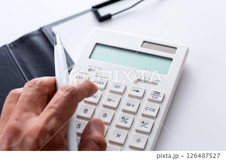 白い電卓とバインダー 126487527