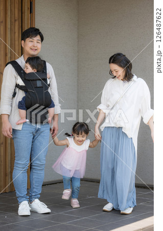 玄関のドアから出る4人家族のお出かけシーンのいってきますイメージ  玄関のドアから出る4人家族のお出かけシーンのいってきますイメージ  126487622