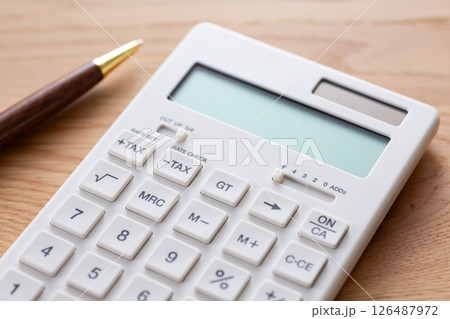 白い電卓 126487972