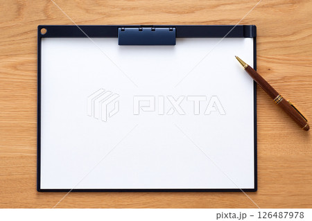 バインダーとボールペン 126487978