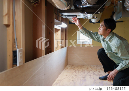 空調の点検をする男性作業員 126488125