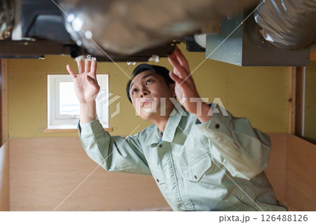空調の点検をする男性作業員 空調の点検をする男性作業員 126488126