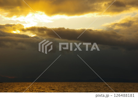 海に沈む夕日 126488181
