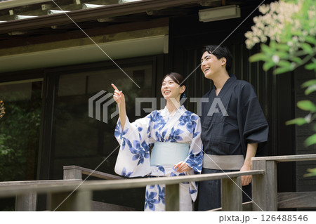 夫婦やカップルでの浴衣での温泉旅行や観光のイメージ　指を差して見つめる　縦 126488546