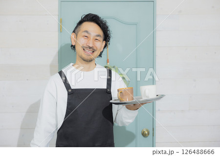 髭の男性カフェ店員　 126488666