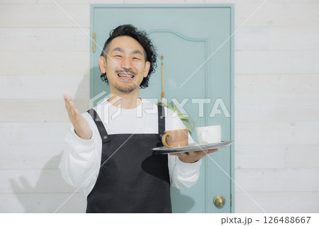 髭の男性カフェ店員　 126488667