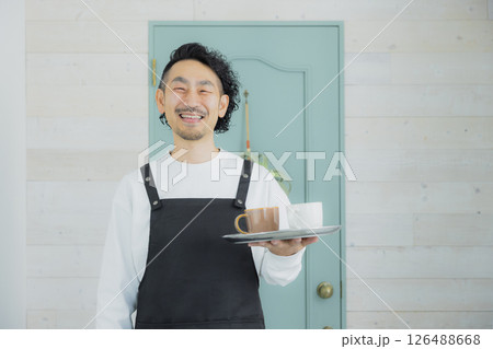 髭の男性カフェ店員　 126488668