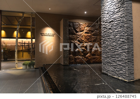 おしゃれなホテルの入り口 126488745