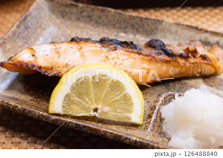 美味しい焼き魚、時鮭の塩焼き 126488840