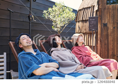 サウナから出て座って涼む男女 サウナから出て座って涼む男女 126488848
