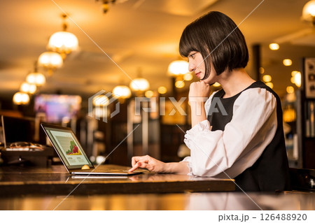 カフェでビジネス カフェでビジネス 126488920