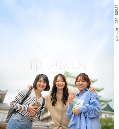 旅行をする女性のポートレート 126488922