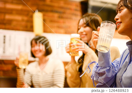 居酒屋でのワンシーン 126488923