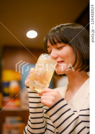 居酒屋でのワンシーン 126488924