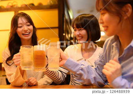 女友達みんなで乾杯！ 126488939