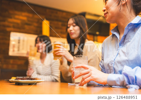 居酒屋でのワンシーン 126488951