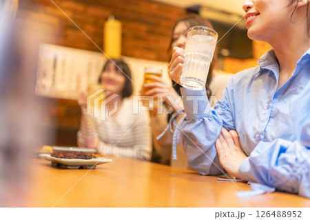 居酒屋でのワンシーン 居酒屋でのワンシーン 126488952