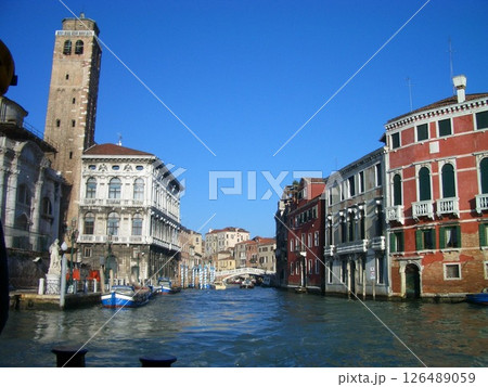 よーロッパの水辺の街並み 126489059