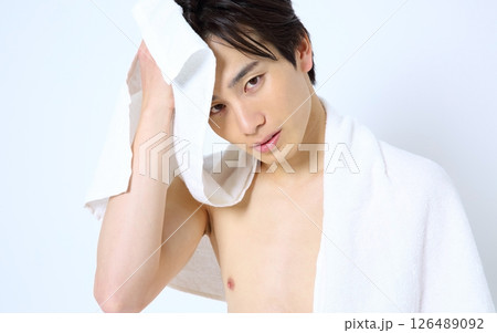 風呂上がりの男性イメージ 風呂上がりの男性イメージ 126489092
