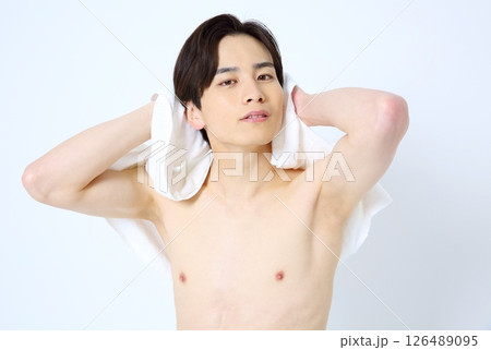 風呂上がりの男性イメージ 126489095