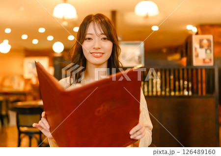 メニューブックを持つ女性 126489160