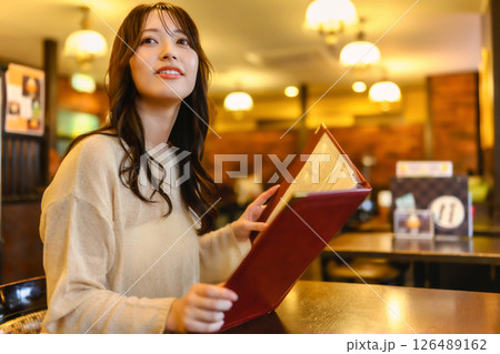メニューブックを持つ女性 126489162