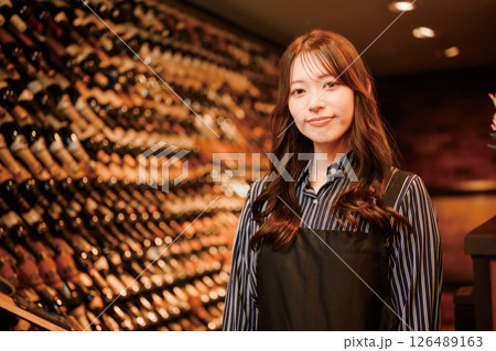 ワインセラーと女性ソムリエ ワインセラーと女性ソムリエ 126489163