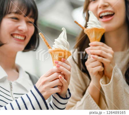 アイスを食べる 126489165