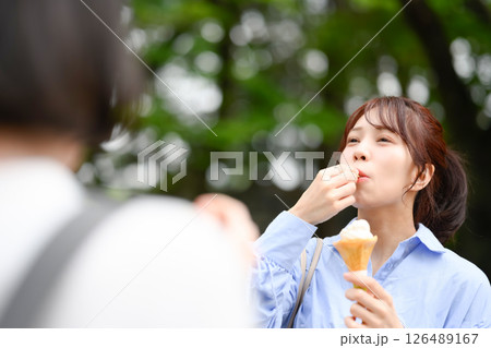 アイスを食べる女性 アイスを食べる女性 126489167