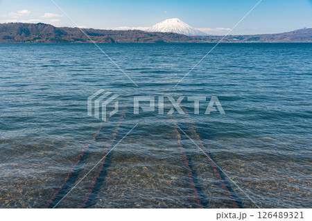 洞爺湖から望む冬の羊蹄山 126489321