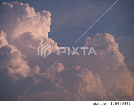 夏の空に湧き上がる入道雲 126489341