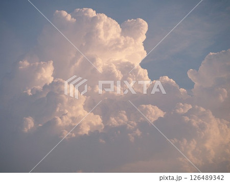 夏の空に湧き上がる入道雲 夏の空に湧き上がる入道雲 126489342