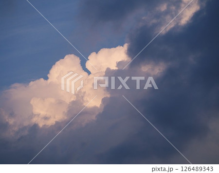 夏の空に湧き上がる入道雲 夏の空に湧き上がる入道雲 126489343