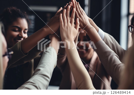 チームワークを象徴する協力の瞬間 126489414