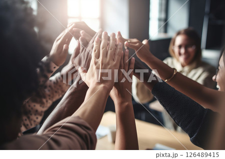チームワークを象徴する協力の瞬間 チームワークを象徴する協力の瞬間 126489415