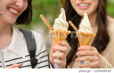 アイスを食べる アイスを食べる 126489430